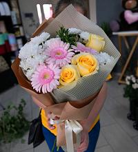 Букет цветов из:  Герберы, Розы и Хризантемы в Суне