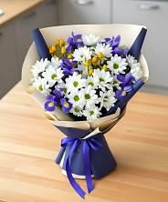 Букет цветов из:  Розы, Ирисы и Хризантемы в Суне