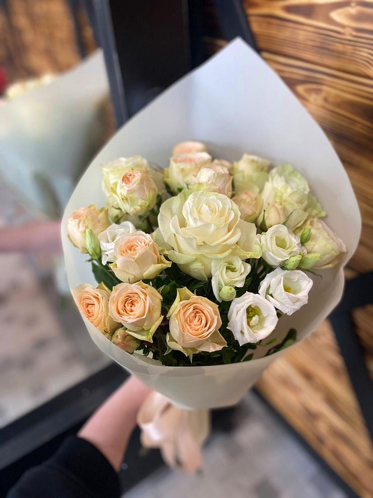 Букет цветов из: Розы и Лизиантусы в Суне